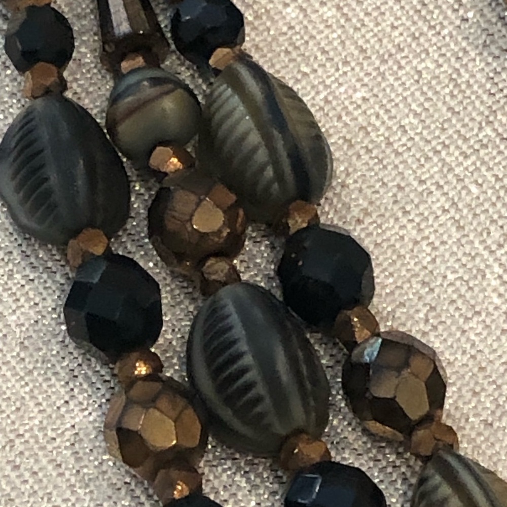 Vintage Hattie Carnegie black glass beaded necklace and clip earring set - Picture 6 of 7